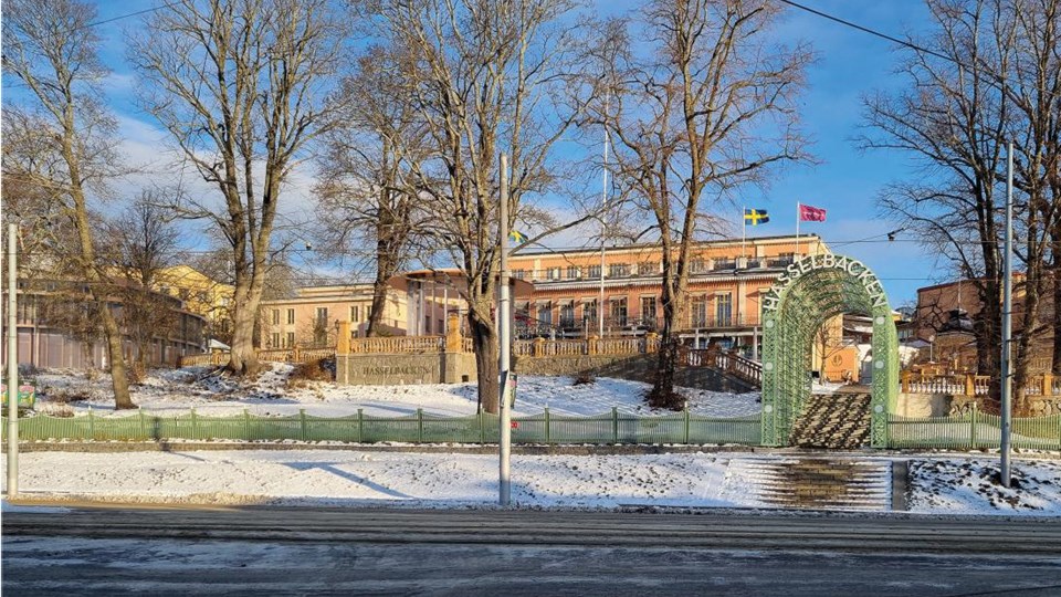 Vy mot entréportal till Hasselbacken. Till vänster syns nya Moriska och den bevarade muren med Musikpaviljongen, fotomontage.