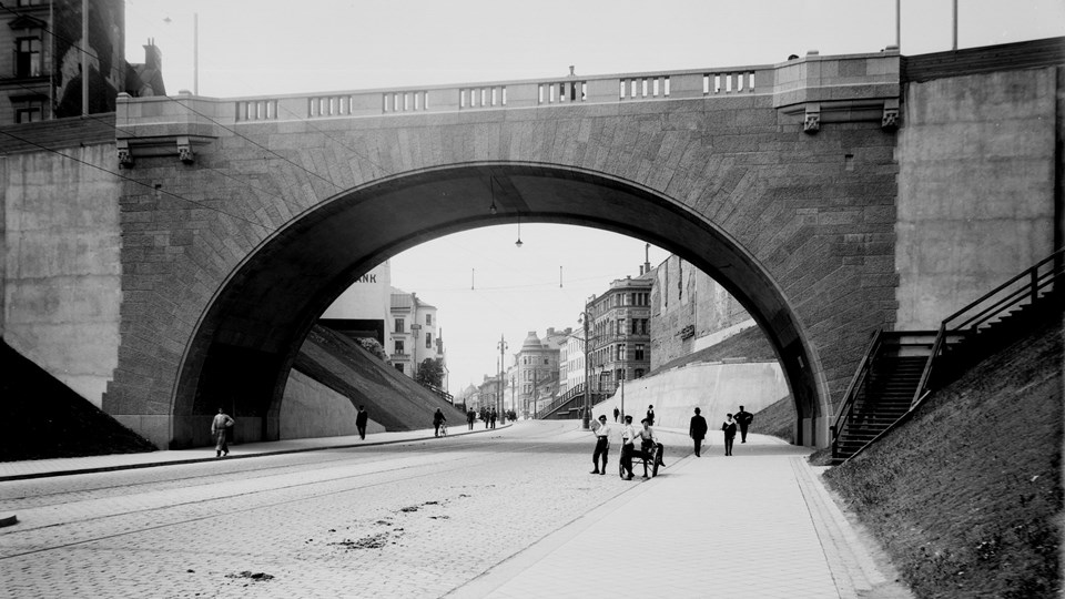 Malmskillnadsbron över Kungsgatan. Människor i rörelse på Kungsgatan, svartvitt foto.