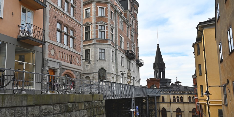 Bild av gångbron på Bellamansgatan.