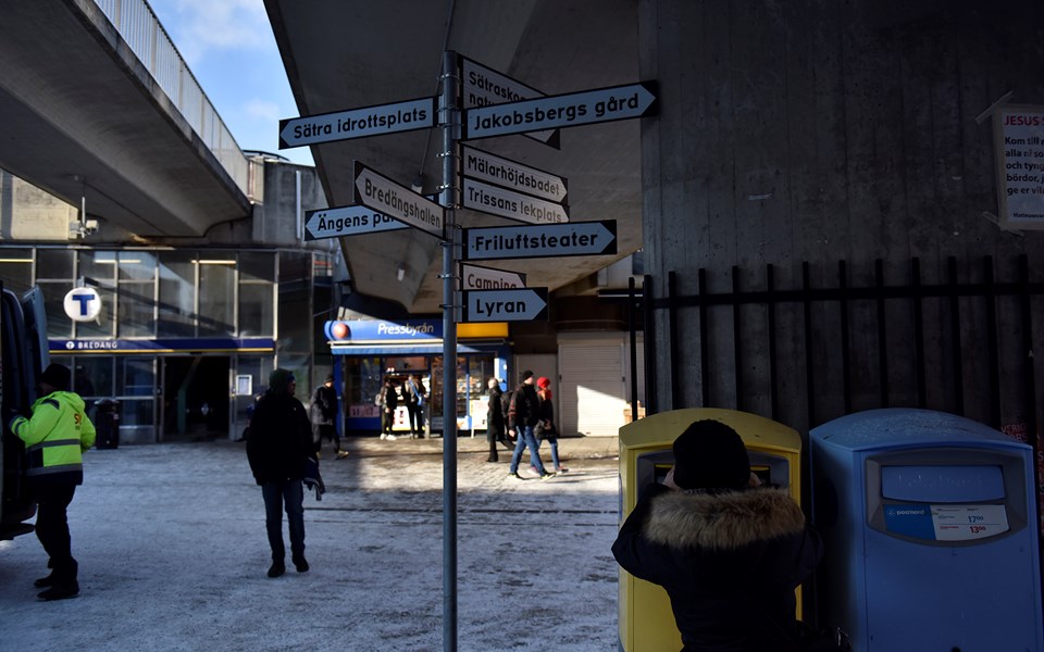 Vägskyltar och brevlådor vid tunnelbanestation Bredäng.