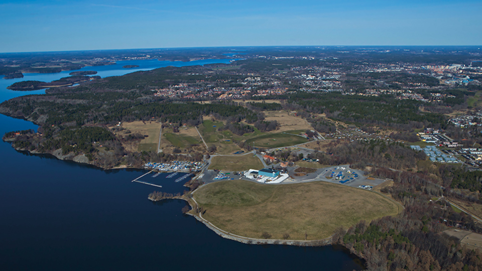 Flygbild över området Kyrkhamn och Mälaren.