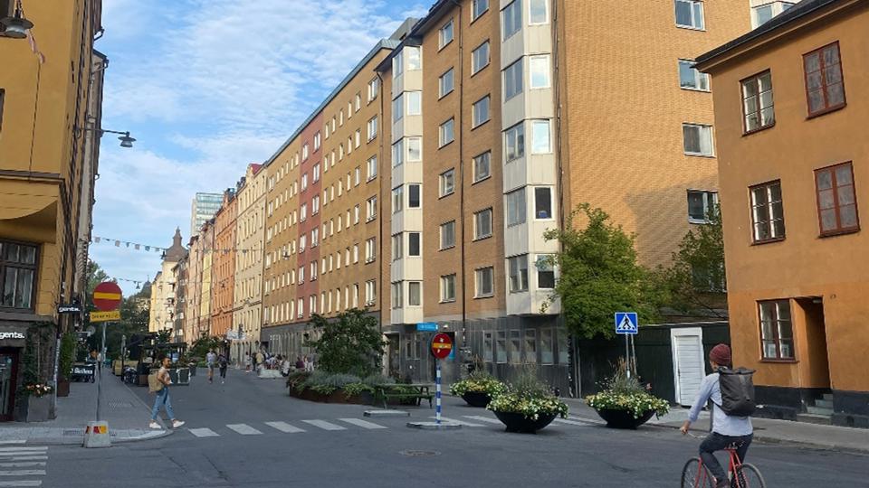 Gata i stadsmiljö med bostadshus.