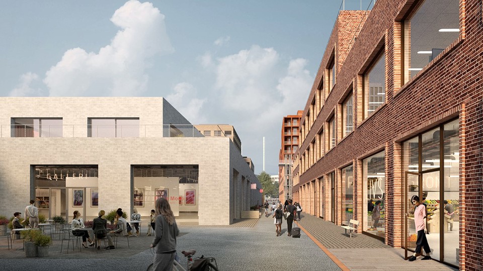 Vitt tvåvåningshus till vänster och ett rött tegelhus till höger. Människor som går över ett torg. 