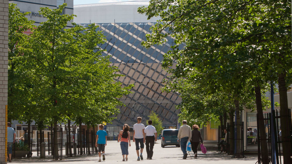 Människor som går mot 3Arena.