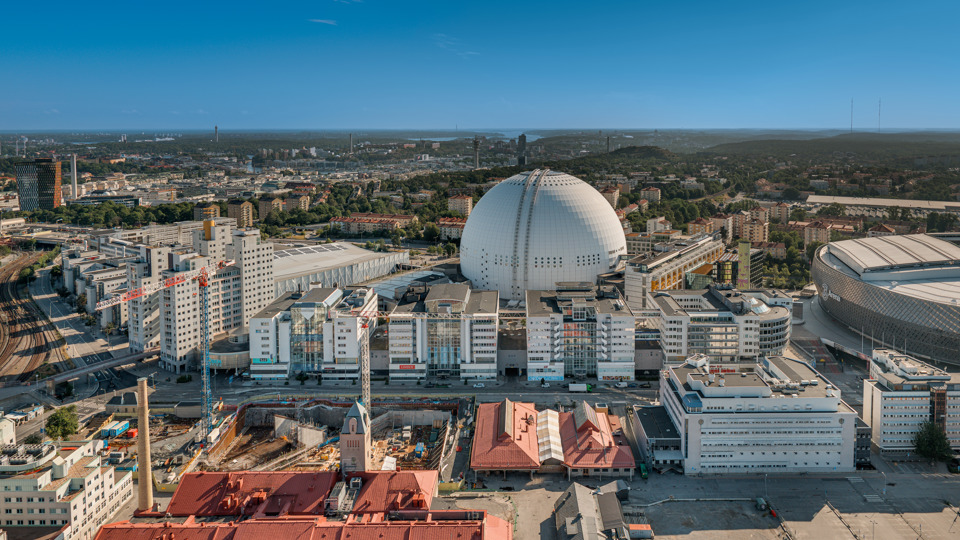 Flygbild över Globenområdet och norra Slakthusområdet med Arenavägen i förgrunden. Foto Stockholms stad, juni 2025.