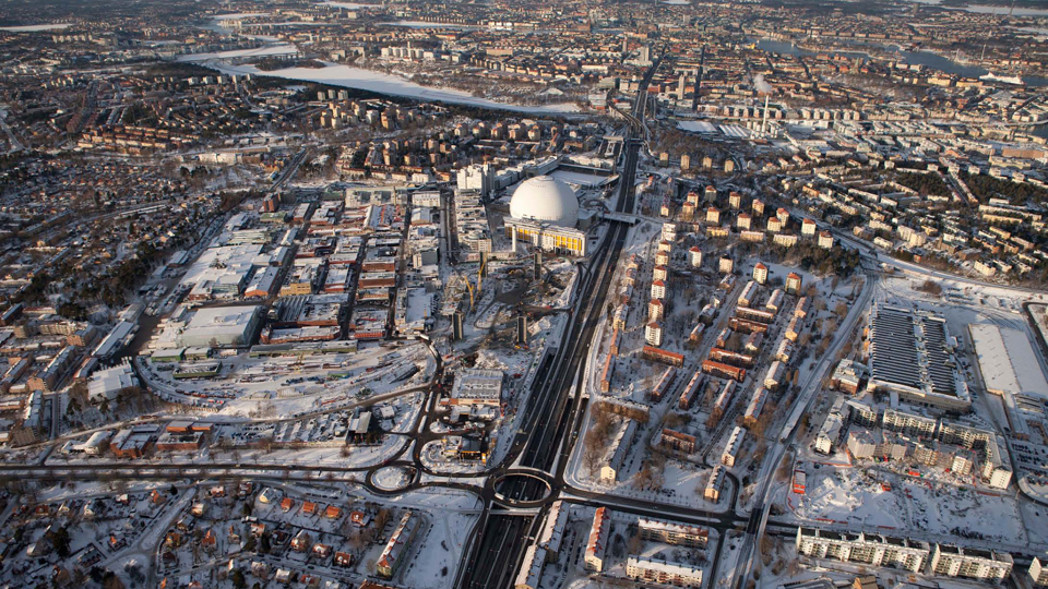 Flygfoto över Globenområdet med vy över stora delar av Stockholm.