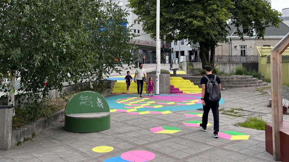 Ny markmålning och sittmöbler på Norra entrétorget i Slakthusområdet.