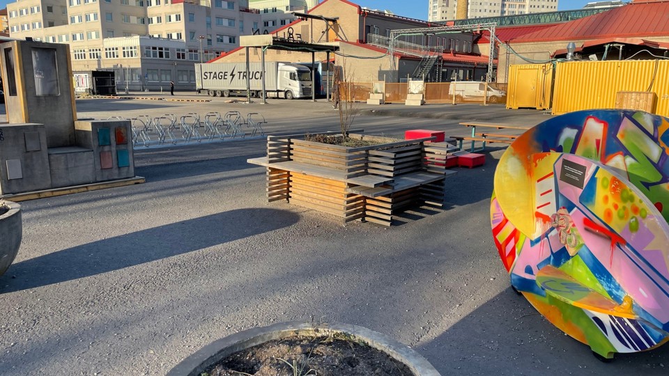 Nya sitt- och klättermöbler samt planteringskärl på Hallgränd.