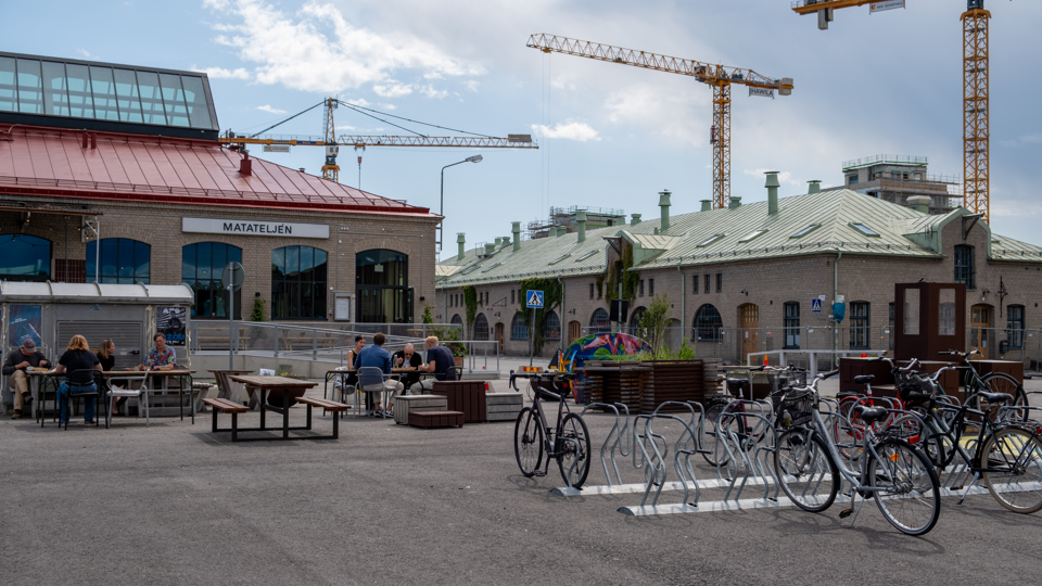 Östra Fållan aktiverad med bänkar, urnor och cykelparkering