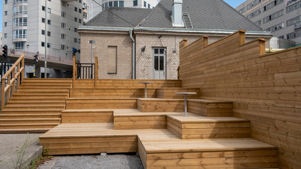 Ny trägradäng med många sittplatser vid Norra entrétorget.