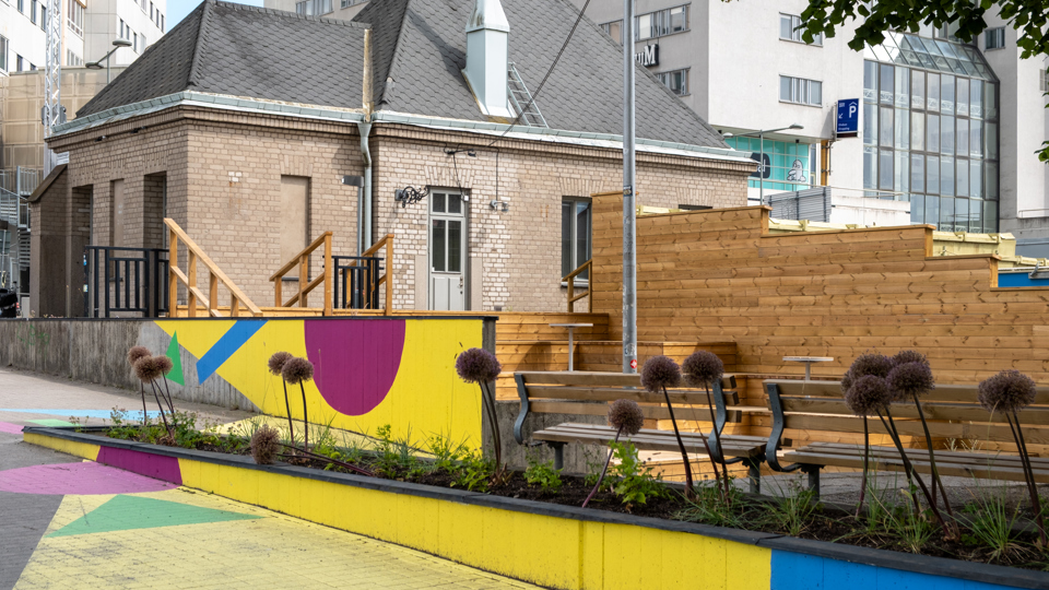 Ny markmålning och plantering i rabatterna vid Norra entrétorget utanför Palmfelt center.