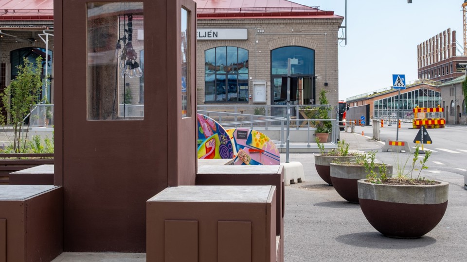 Nya sittmöbler och växturnor med planteringar till Östra Fållan utanför restaurangerna.