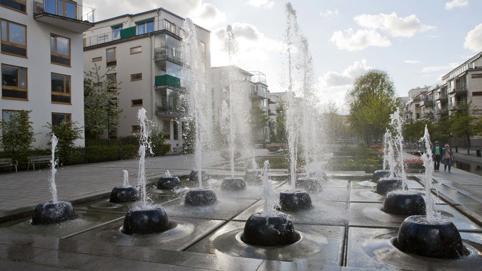 Fontän mellan flerbostadshus, fotografi.
