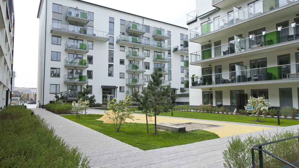 Gård mellan flerbostadshus, fotografi.