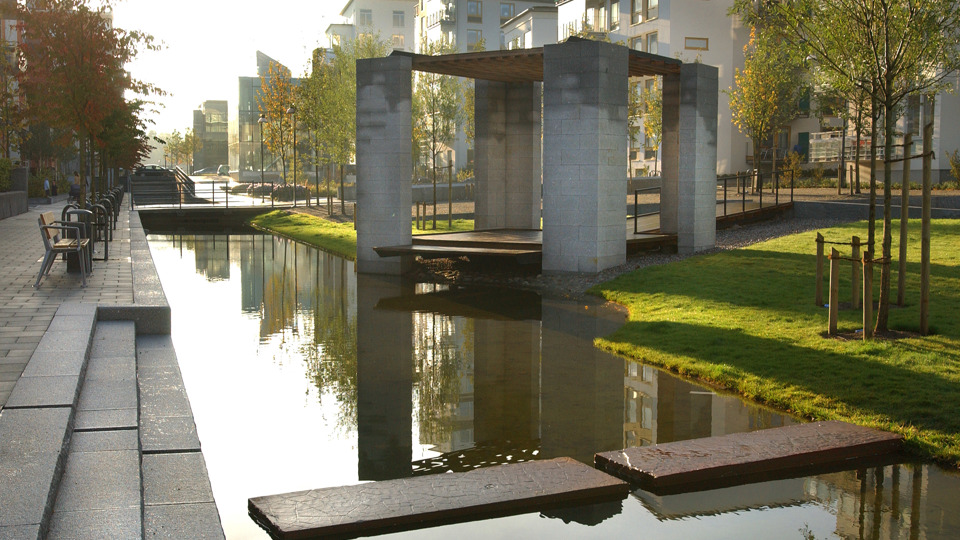 Vy längs med kanal, fotografi.