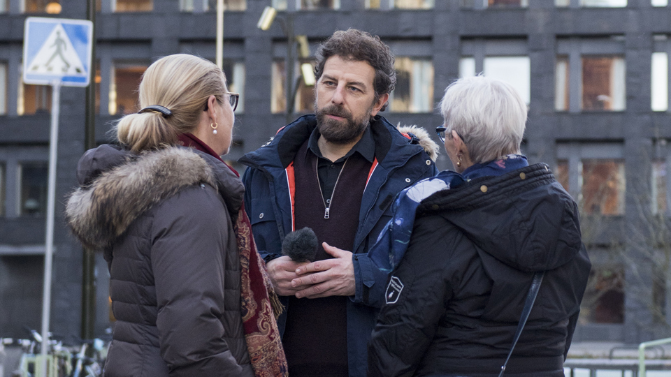 En man intervjuar två kvinnor.