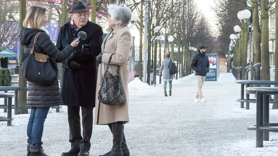 En kvinna intervjuar två äldre personer.
