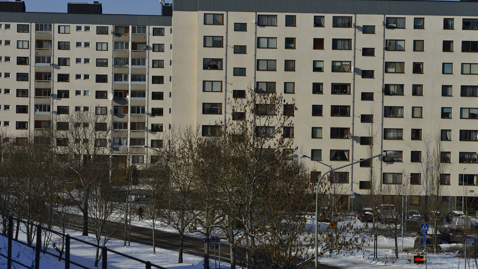 Två stora beigevita flervåningshus.