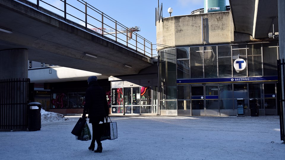 En person går förbi Bredängs tunnelbanestation.