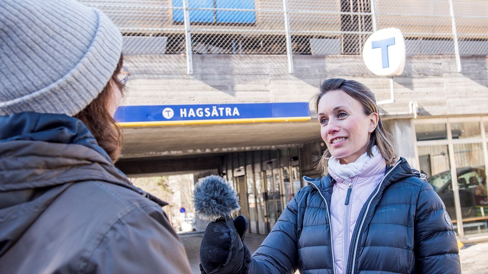 En kvinna intervjuar en kvinna utanför tunnelbanestationen Hagsätra.