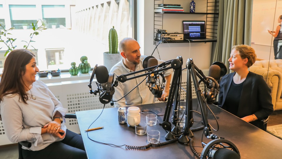 En man och två kvinnor i en radiostudio.