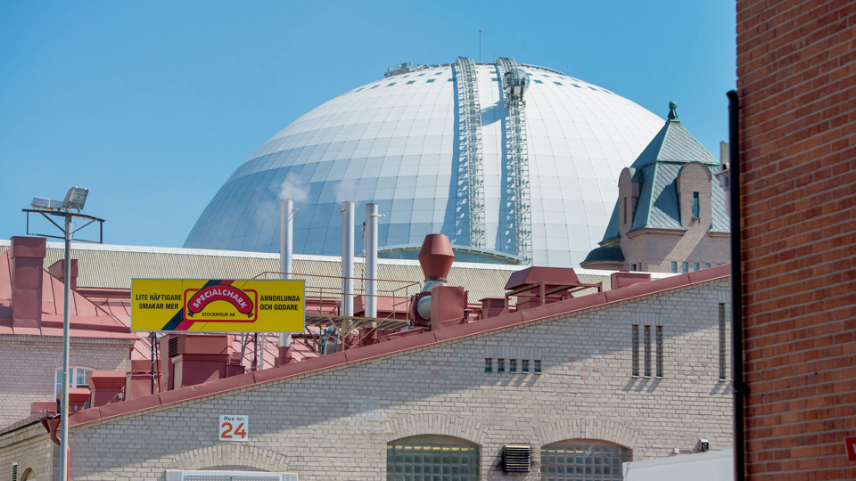 Hustak med en skylt med texten "Specialchark". I bakgrunden syns Globen.