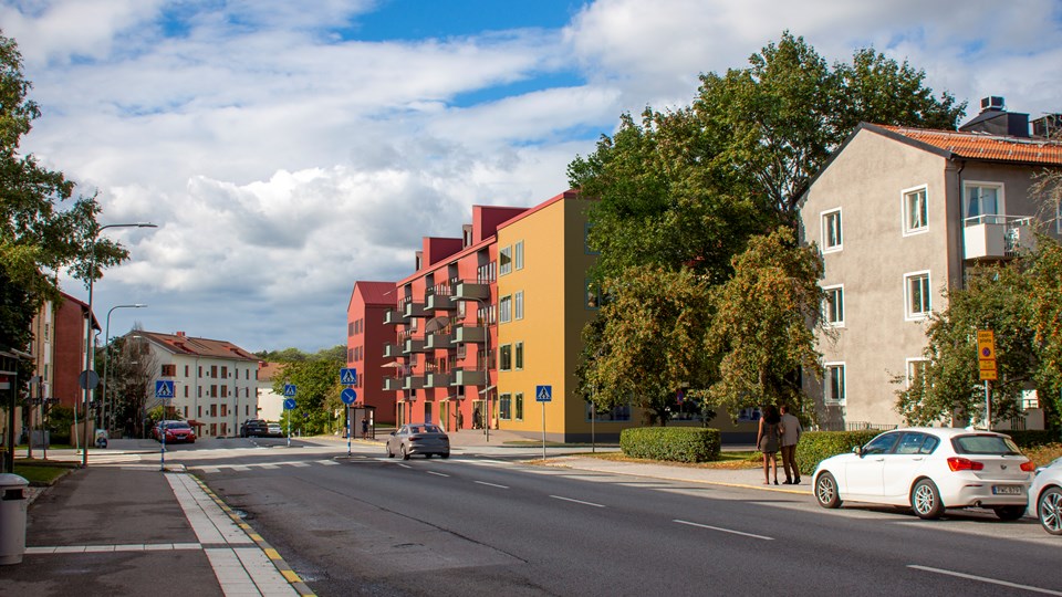 De nya röd-gula flerbostadshusen längs med Årstavägen..