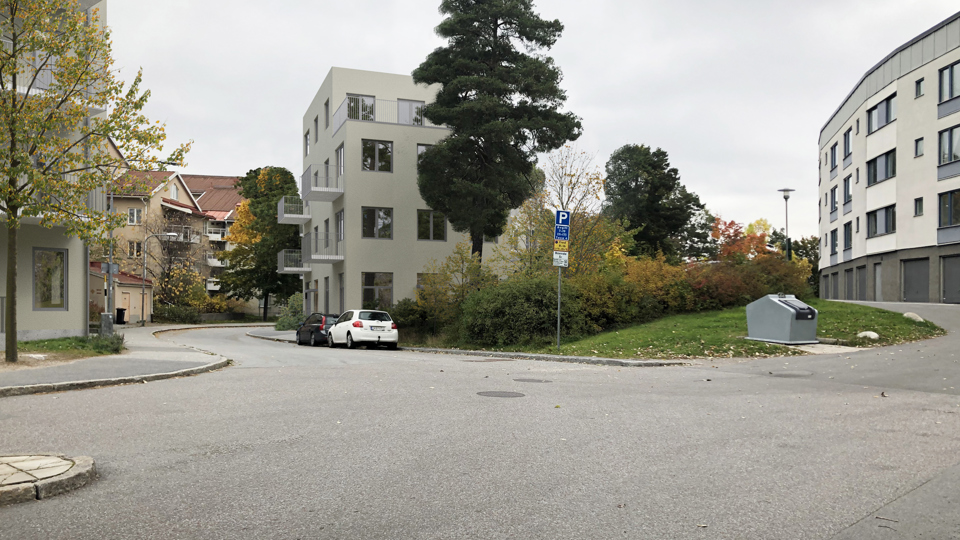 Flerbostadshus med ljus fasad vid en gatukorsning. Träd, grönytor och andra bostadshus i omgivningen. Illustration