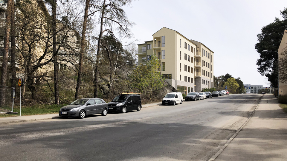Flerbostadshus med ljus fasad sett från Sköntorpsvägen. Träd, bilar, grönytor och andra bostadshus i omgivningen. Illustration
