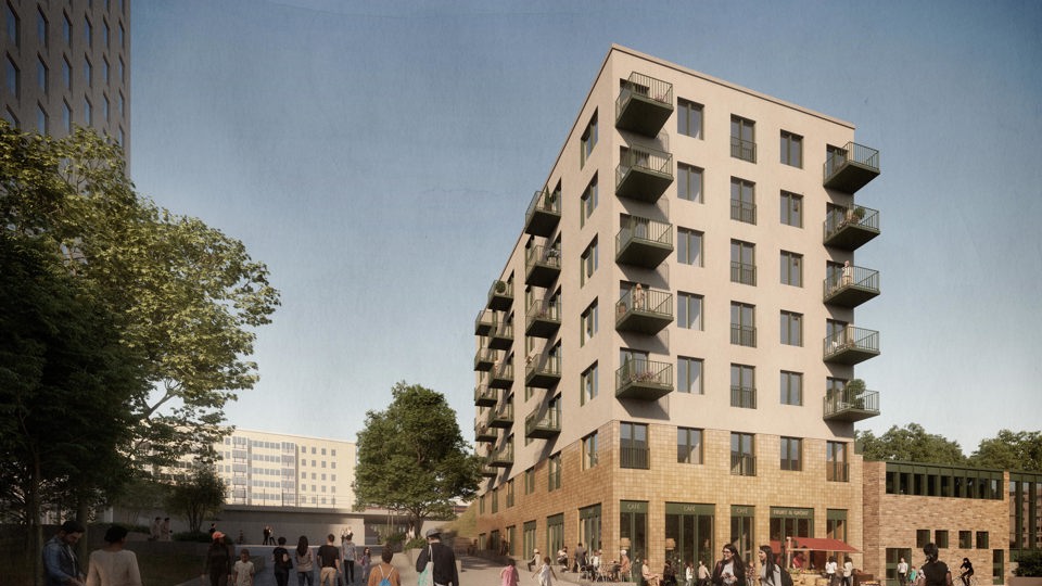 Vy mot flerbostadshus med verksamhetslokal på bottenplan, människor i rörelse, fler bostadshus runt omkring, illustration.