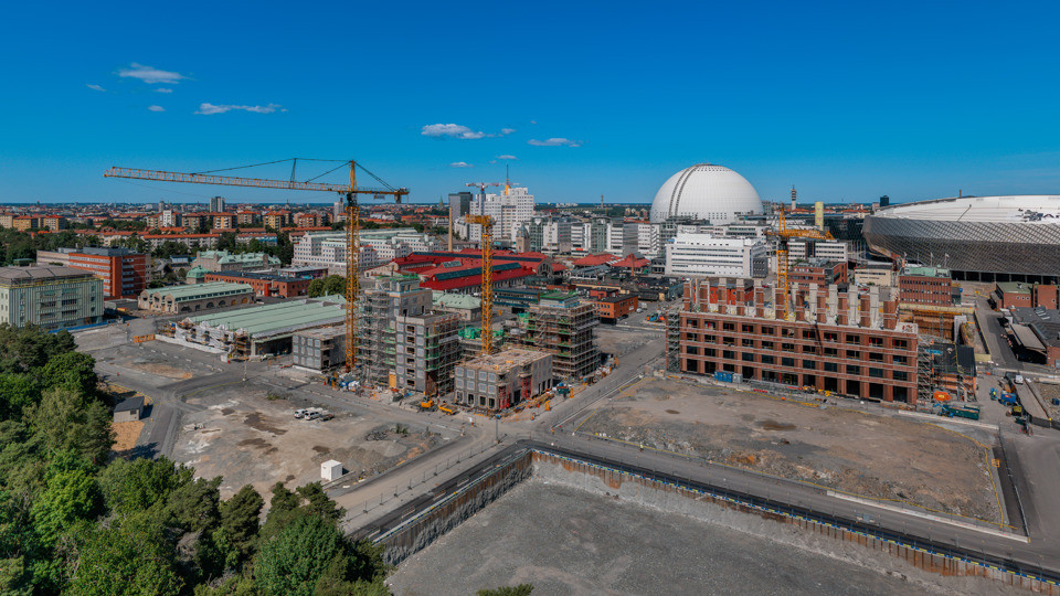 Flygbild över Slakthusområdet över etapp 1 mot norr med Globen i bakgrunden, juni 2025.