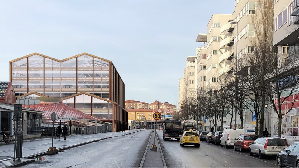 En väg med två körfält. På vänster sida syns en hög ny byggnad i trä och glas. Illustration.