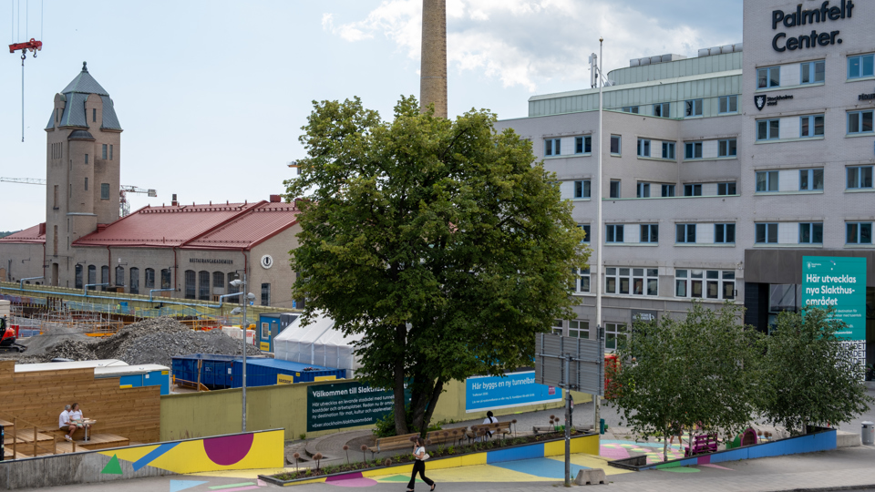 Norra entrétroget med Palmfelt center till höger. Bild tagen vår 2025.