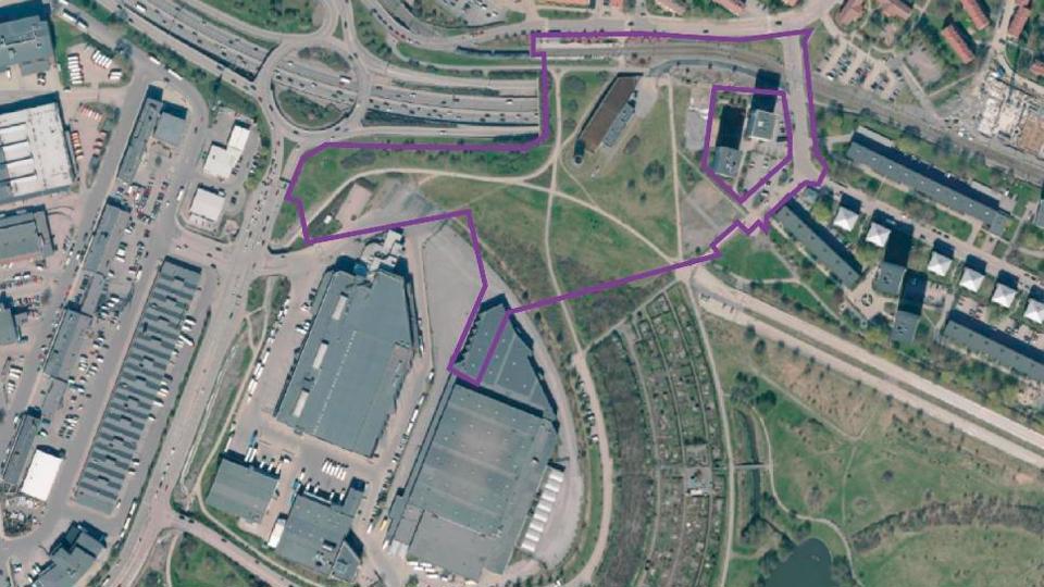 Bostadshus, grönområde, bilparkering, gator och bilar. Flygfoto.