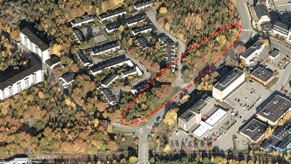 Flygbild av Mårbackagatan med intilliggande bostäder. Planområdet är markerat med röd streckad linje..