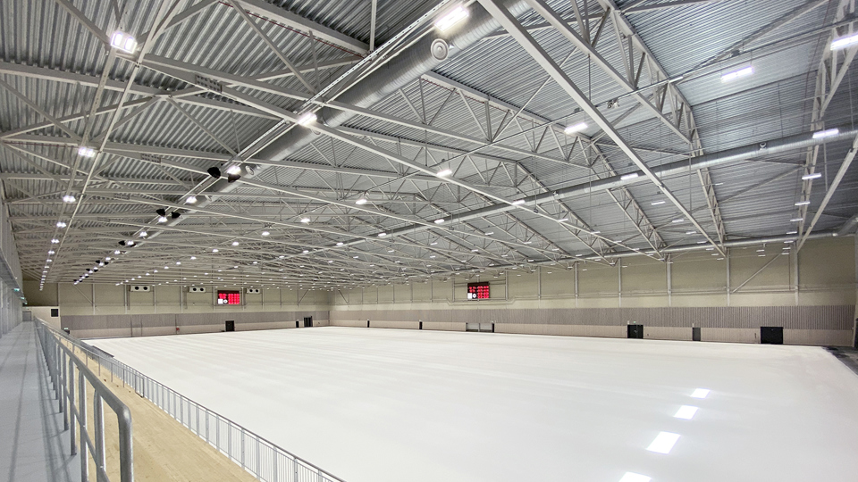 Isen i Gubbängens skridsko- och bandyhall. 