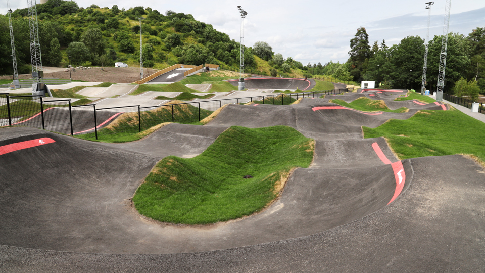 Pumptrack, asfalterad bana med mindre gupp för träning och prova på.