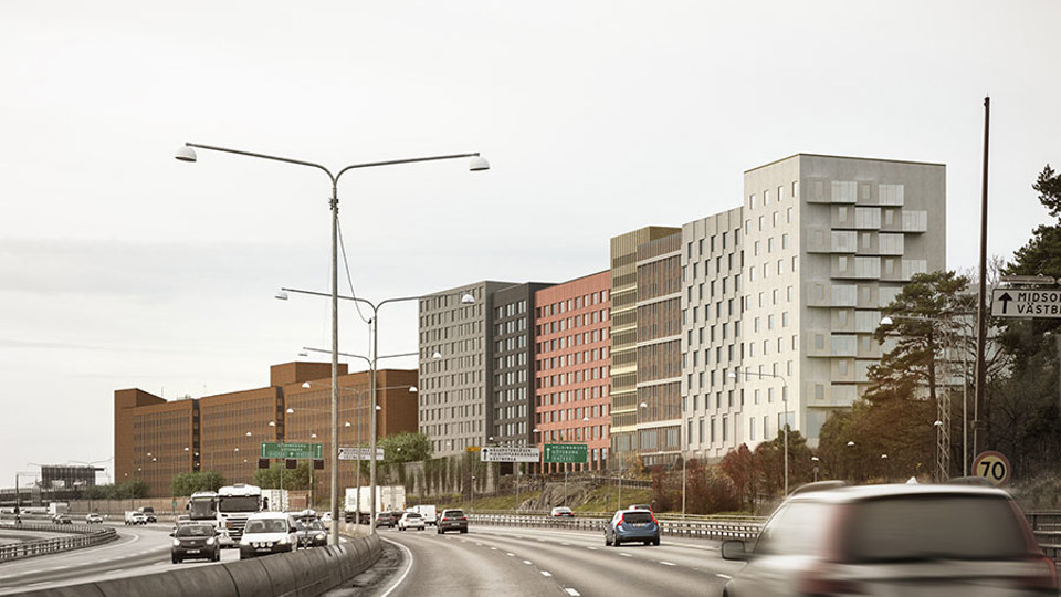 Vu över motorväg, flerbostadshus i olika färger längs med vägen. Bilar i rörelse, illustration.