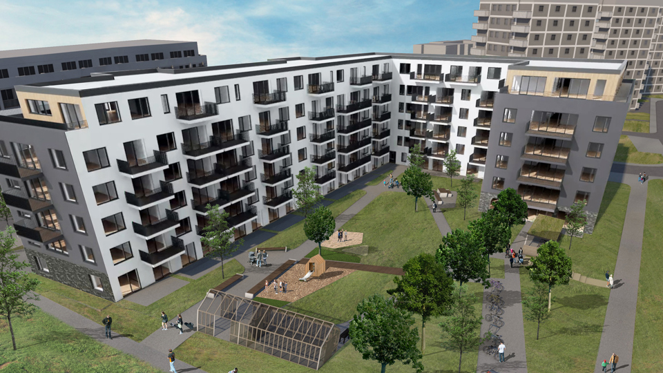Ett vitt flervåningshus i vinkel mot en innergård med växthus och lekplats. Människor i rörelse.