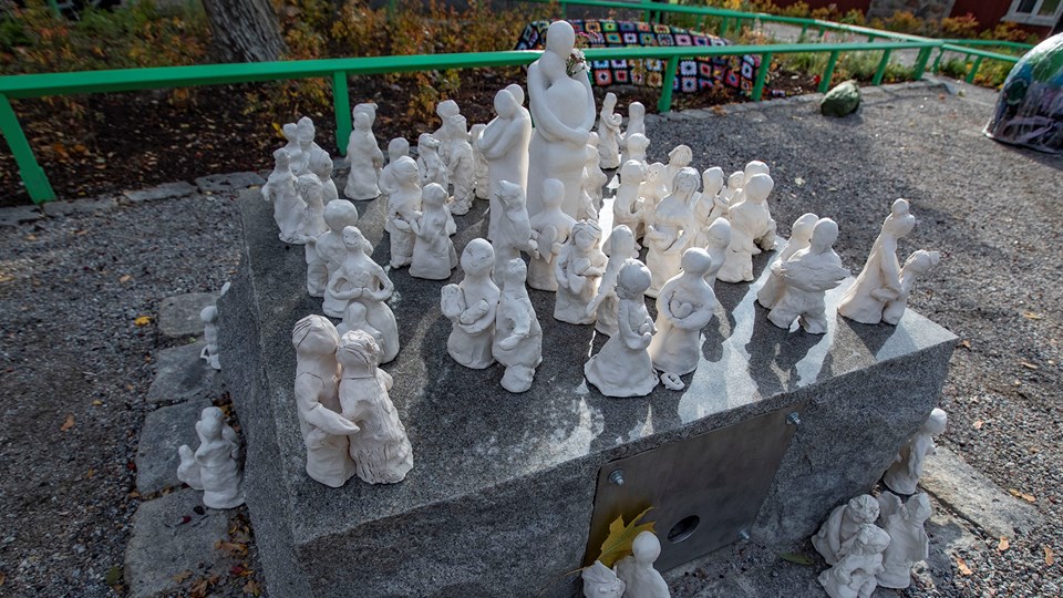 Skulpturer på ett stenblock
