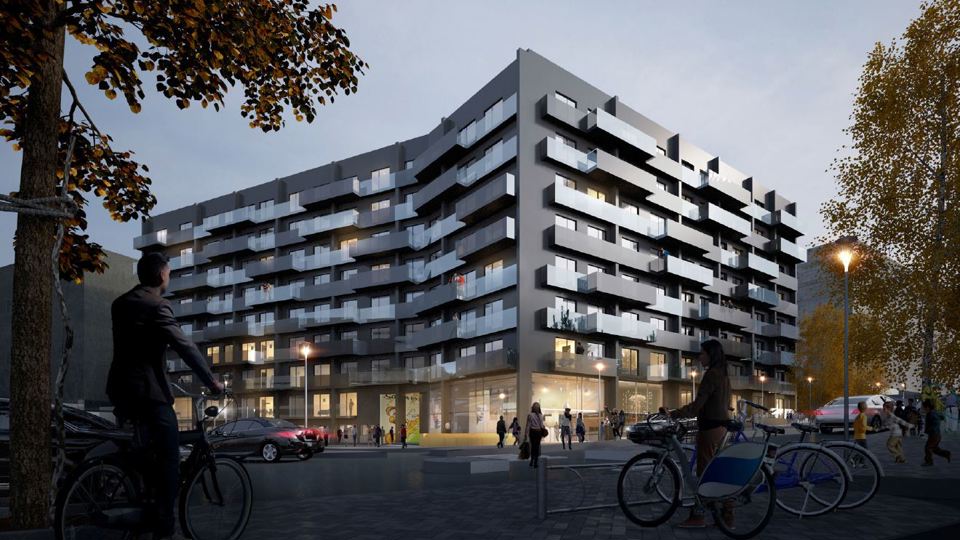 Vy mot flerbostadshus med verksamhetslokaler på bottenvåning, kvällstid, människor i rörelse, illustration.