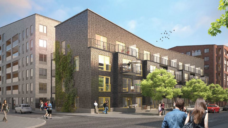 Vy mot flerbostadshus i gråbrunt tegel, människor i rörelse, illustration.
