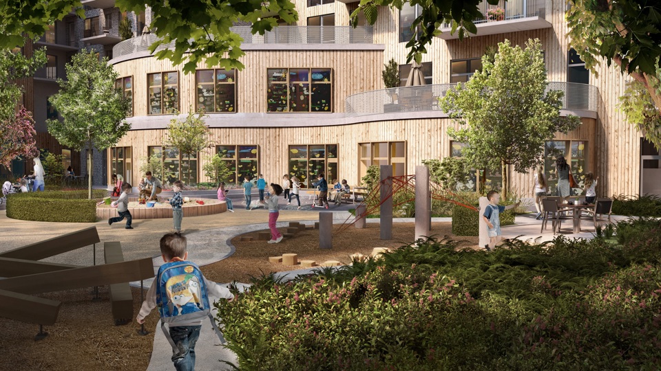 Gård vid förskola, barn i rörelse, i bakgrunden byggnad med fasad av träribbor, illustration.