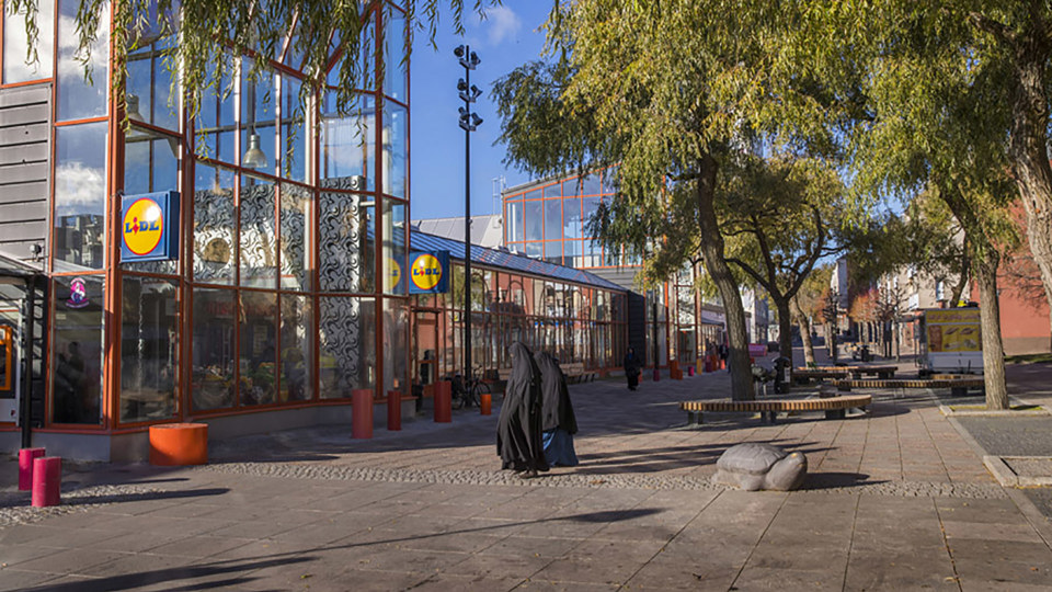 Torg, butiker, människor i rörelse, fotografi.