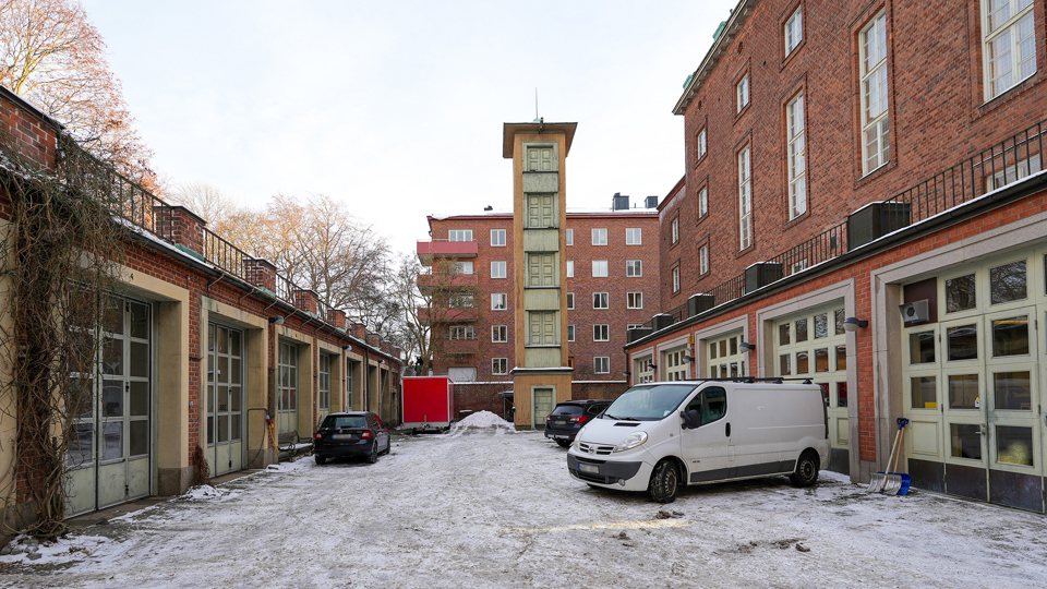 Innergården mellan brandstationens huvudbyggnad och garaget.