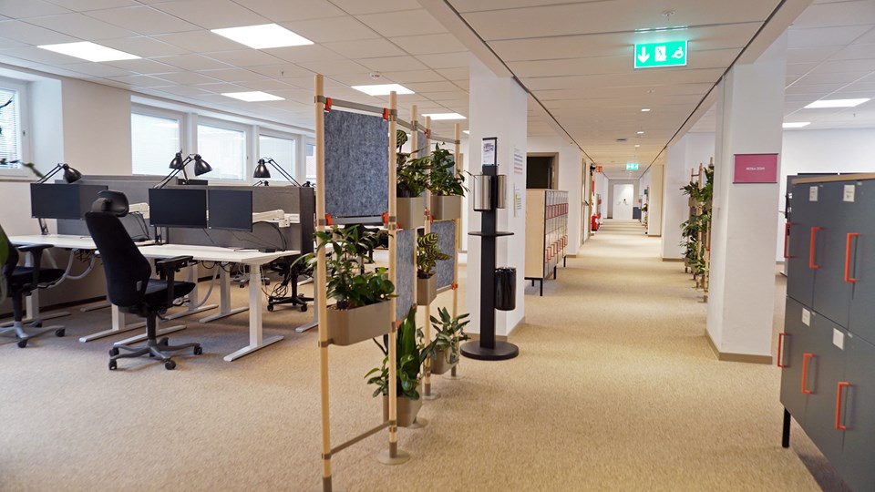 Kontorslandskapen i Tekniska nämndhuset är öppna och inredda med skrivbord, kontorsstolar, förvaringsskåp, foto.