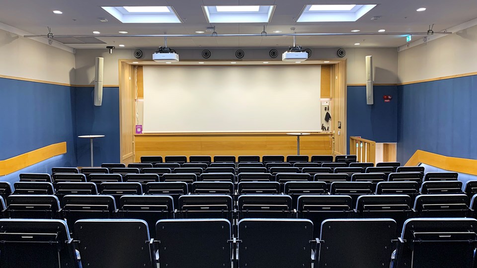 Hörsalen i Tekniska nämndhuset är stolarna placerade i rader i biosittning och längst fram finns en scen, foto.