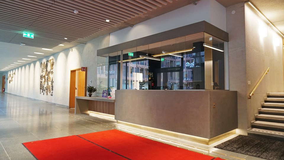 Receptionen vid huvudentrén har ny mer modern utformning med glaspartier, foto.