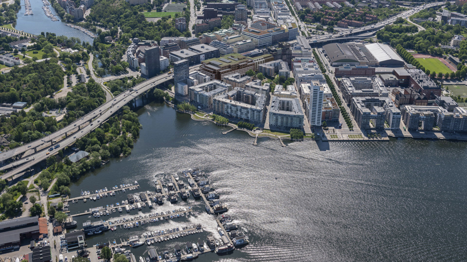 Flygfoto över både stad och vatten.
