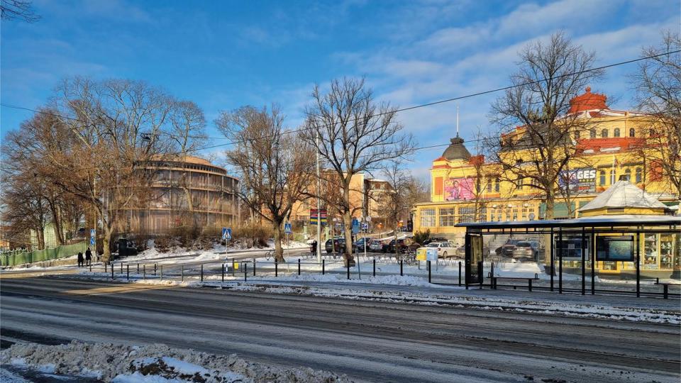 Från vänster syns nya Gubbhyllan, den befintliga huvudbyggnadens södra gavel samt Cirkus, fotomontage.